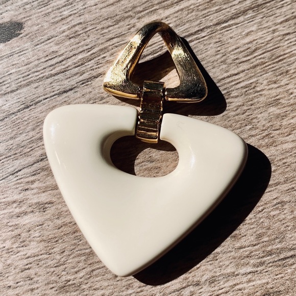 Vintage Crown Trifari Gold Tone & Cream Lucite Triangle Pendant 50’s/60’s Style - Picture 3 of 4